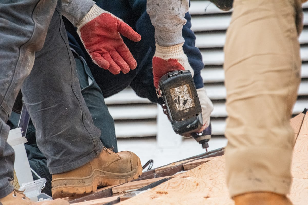 Artisan au travail sur un chantier